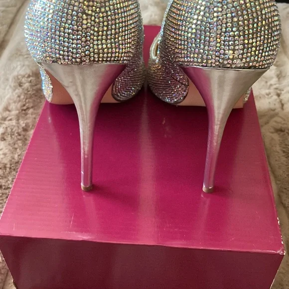 Steve Madden “Altisha” Nude Crystal Pointed-Toe Pumps w Silver